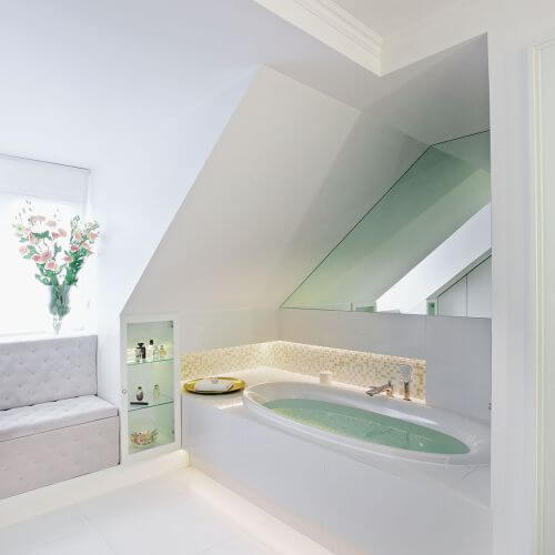 Łazienka obłożona jest corianem (mieszanka minerałów i akrylu), który wygląda równie szlachetnie co kamień, ale