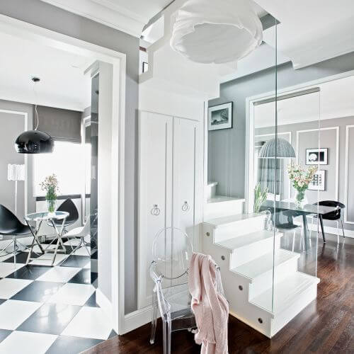 Gigantyczna lampa Cyclone w holu to dzieło Polaka Bartka Mejora. Zaprojektował ja dla włoskiej firmy Fabbian.