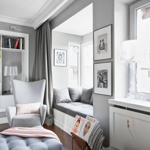 Wykusz w salonie - miękki i przyjazny zakątek do czytania.