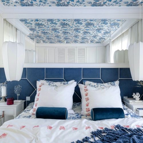 niebieska tapeta na suficie w sypialni w stylu hamptons