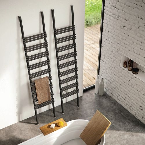 PIOLI, grzejnik-drabinka może być powieszony na ścianie albo o nią oparty, ANTRAXPOLSKA, kalmar.waw.pl