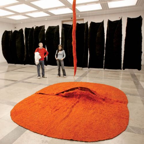 Pomarańczowy abakan , Magdalena Abakanowicz, 1971 r., fot. Jacek Bednarczyk/PAP