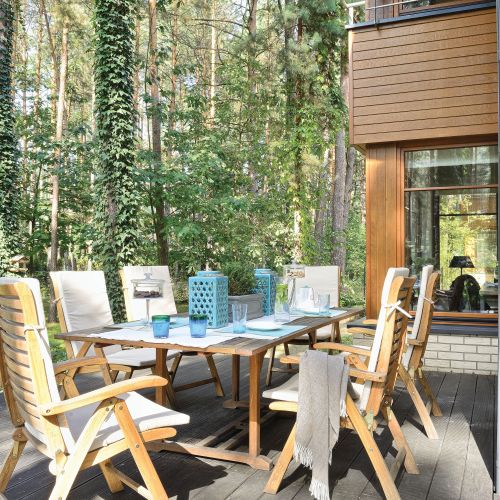 Wystarczy rozsunąć szklane ściany, a dom łączy się z ogrodem. Właścicielka mówi, że odkąd zamieszkali