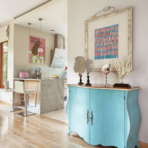 Turkusowy bufet z kolekcji Pompadour w stylu Ludwika XV (Grange), a nad nim Tulipany Edwarda Dwurnika.