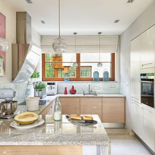 Kuchnia była wyjątkowo wąska. Dlatego właściciele wyburzyli ścianę. Teraz jest otwarta i przestronna.