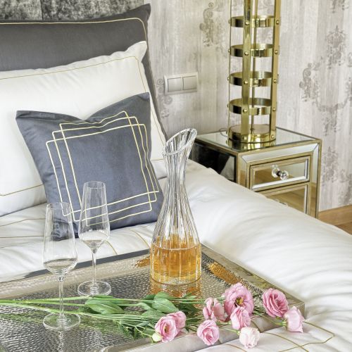 Komódki przy łóżku przyjechały z antykwariatu w Londynie, lampy Ewa przywiozła ze Stanów Zjednoczonych.