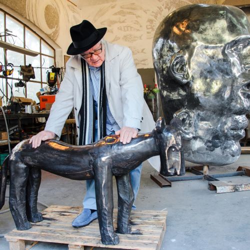 Fotografia Józefa Wilkonia z panterą w brązie, fot. Tomek Kowalski