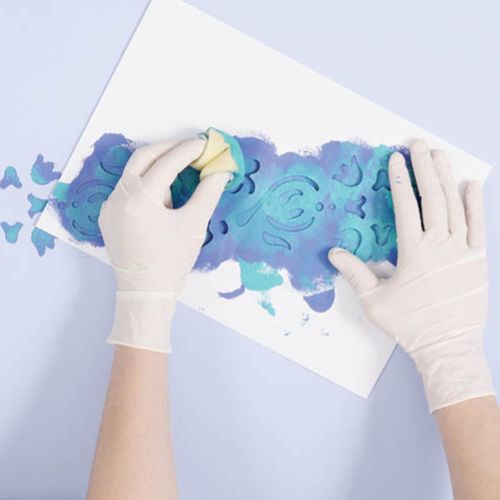 Aby namalować bordiurę, przesuwaj szablon wzdłuż wyznaczonej na początku linii. Za każdym razem upewnij się,