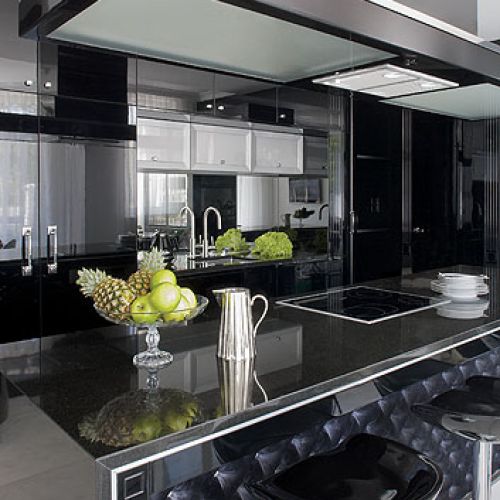 Aksamit pojawia się w zaskakującym miejscu: na wyspie kuchennej. Wysadzany jest kryształkami i dżetami. Prawdziwy glamour.