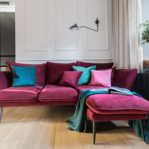 sofa w kolorze fuksji w salonie