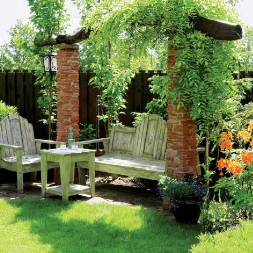 Altana ma słupy z czerwonego piaskowca. Jej dach tworzy naturalny konar drzewa i bujnie rozrastająca się wisteria.