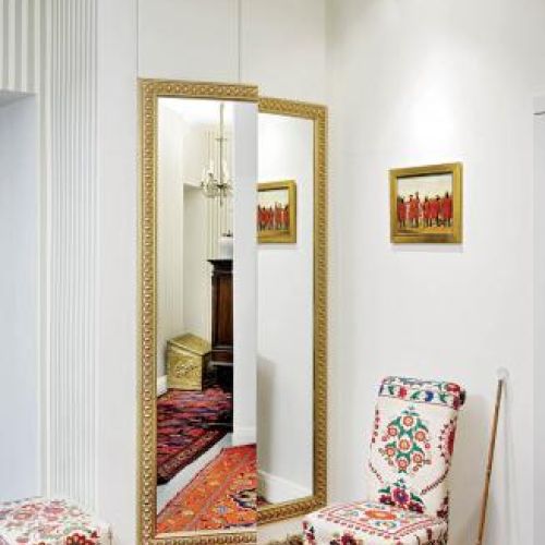 Andrzej nie wiesza tkanin na ścianach. Kaukaskimi haftami obił meble i uważa, że cięcie im nie zaszkodziło.