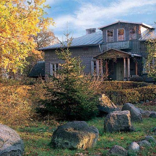 Andrzej Wajda nakręcił tu Panny z Wilka , a Magdalena Łazarkiewicz - Białe małżeństwo .