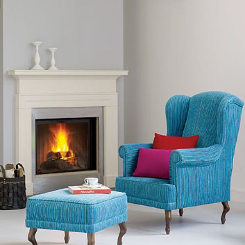 Angielski kominek z wapienia firmy Chesney s - prosty ale z charakterem. Fotel kupiony od rzemieślnika