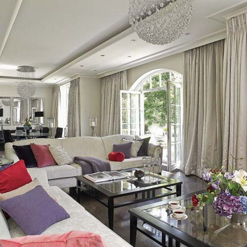 Angielskie sofy wyszukali projektanci ze studia Alexander James. Biokominek zaprojektowała firma RubyFires. Agnieszka