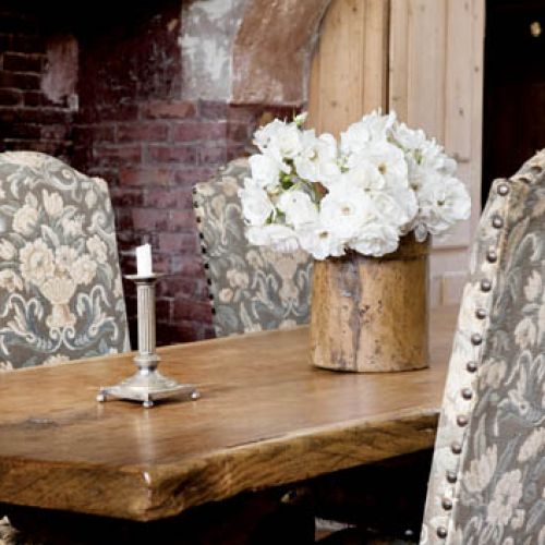 Angielskie tapicerowane krzesła mają już 200 lat.