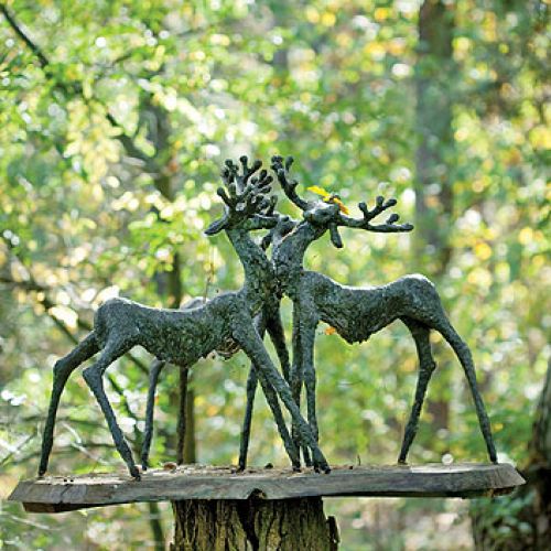 Anna Dębska rzeźbi zwierzęta. Jej drewniany dom stoi w lesie, a pomiędzy drzewami stoi mnóstwo rzeźb.