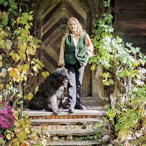 Anna Dębska rzeźbi zwierzęta. Jej drewniany dom stoi w lesie, a pomiędzy drzewami stoi mnóstwo rzeźb.