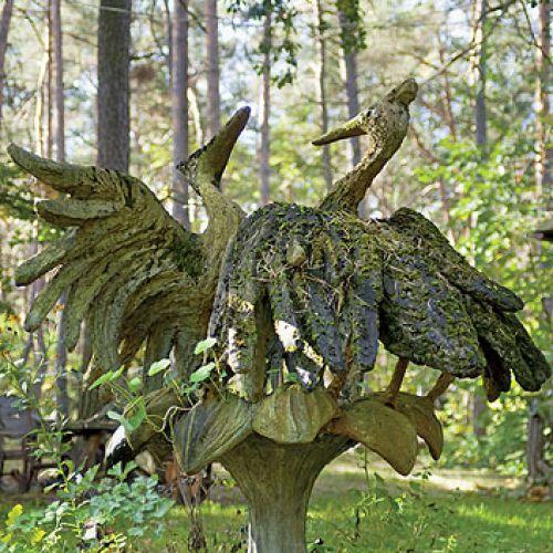 Anna Dębska rzeźbi zwierzęta. Jej drewniany dom stoi w lesie, a pomiędzy drzewami stoi mnóstwo rzeźb.