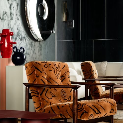 Kultowy fotel projektu Edmunda Homy wykończony wzorzystą tkaniną, która idealnie współgra z nowoczesnym wnętrzem