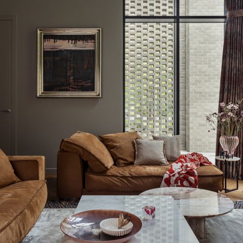 apartament pełen sztuki włoskiego designu i szlachetnych materiałów