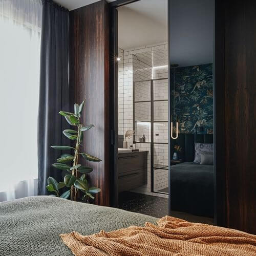 drzwi do łazienki ukryte w szafie