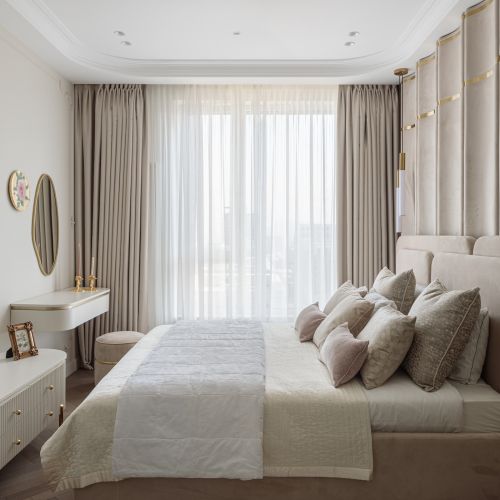 beżowa luksusowa sypialnia w apartamencie z francuskim twistem