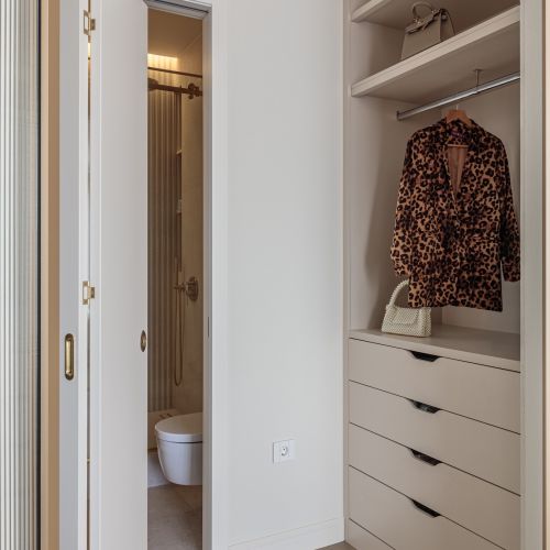 garderoba z zabudową na wymiar w jasnym kolorze w nowoczesnym apartamencie w paryskim stylu