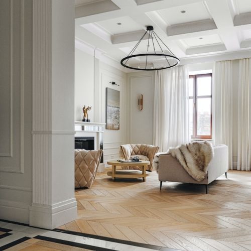 drewniany parkiet z czarno-białymi płytkami ceramicznymi