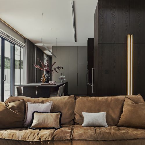 salon z jadalnią w stylu nowoczesnej klasyki