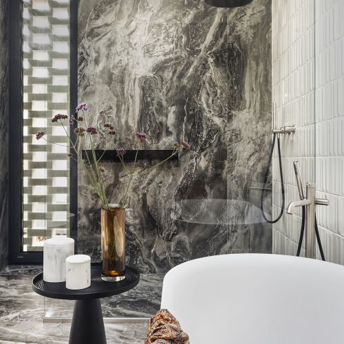 szara łazienka w stylu nowoczesnej klasyki