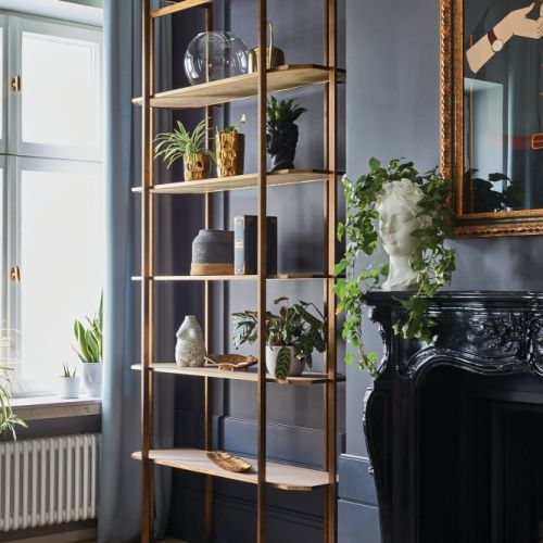 ciemne kolory ścian i złote dodatki w salonie