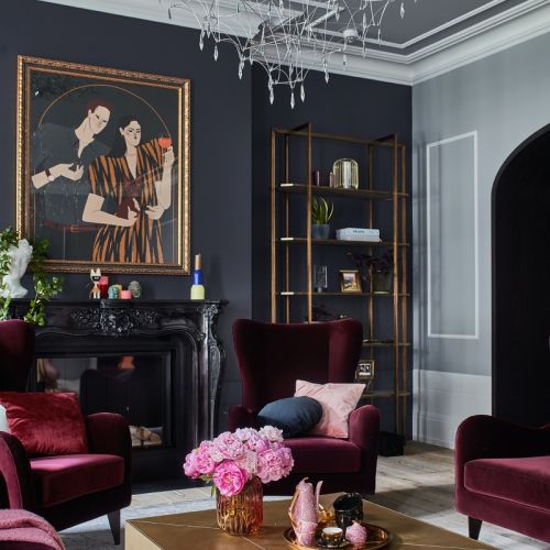 ciemne kolory ścian i złote dodatki w salonie