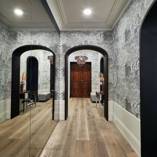 tapeta na ścianach i wysokie listwy przypodłogowe w przedpokoju