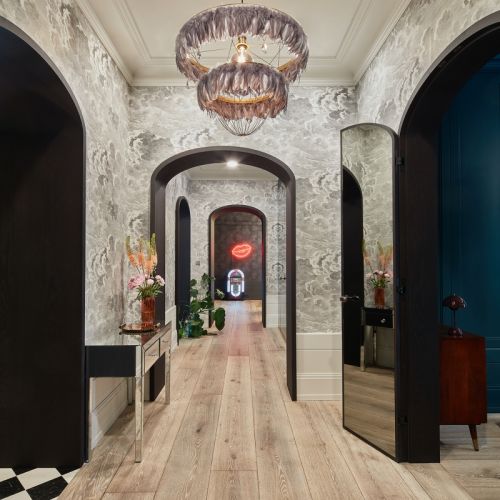 tapeta na ścianach w holu