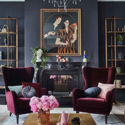 ciemne kolory i złoto w salonie