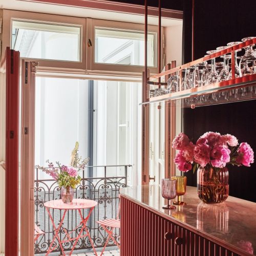 różowy pokój kinowy z barem