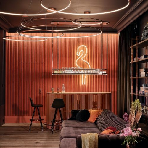 ekstrawagancki pokój kinowy z barkiem i neonem flaminga