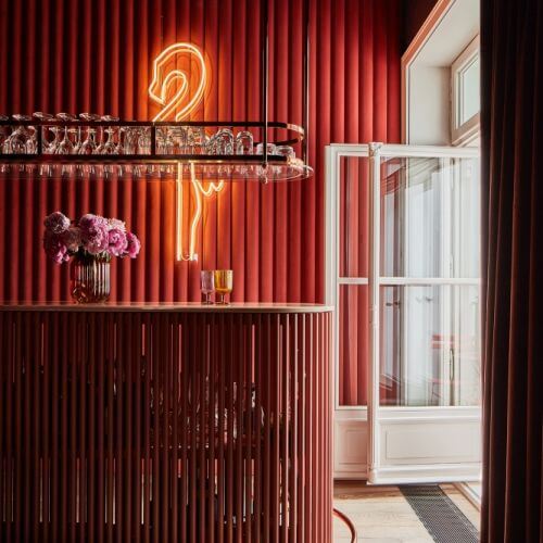 różowy bar z neonem flaminga
