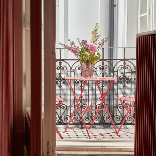 różowy pokój z balkonem