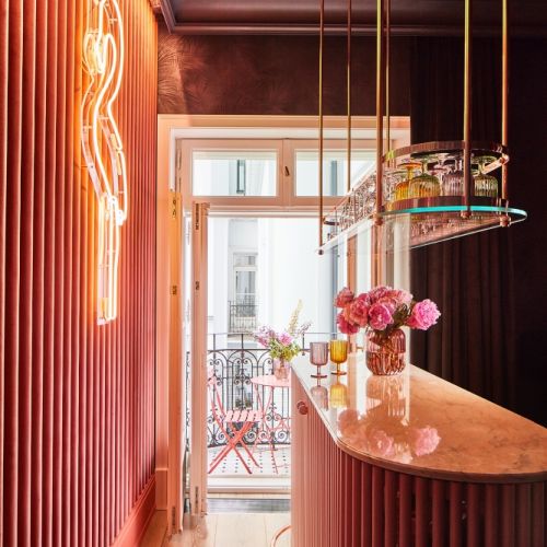 różowy bar z neonem flaminga w domu