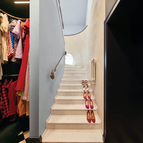 garderoba w miejscu klatki schodowej