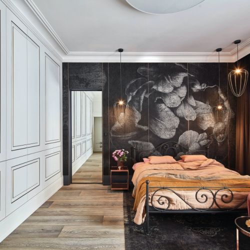 tapeta z motywem peonii na ścianie w sypialni