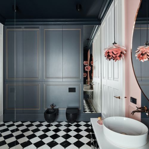 ciemne kolory ścian w łazience i szachownica na podłodze