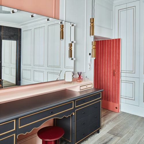 duża stylowa toaletka w sypialni