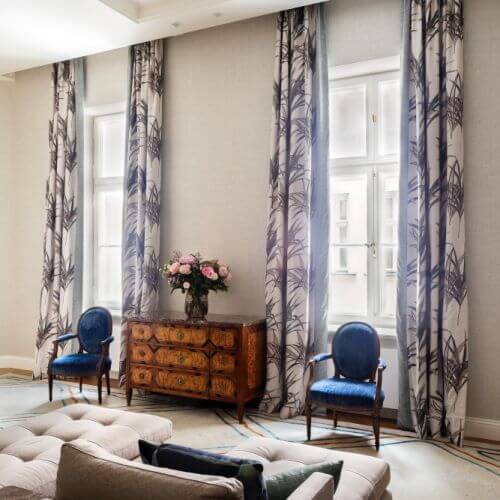 apartament kolekcjonera sztuki sypialnia