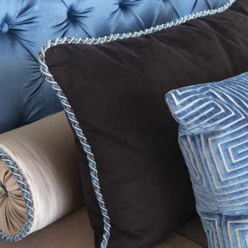 niebieskie dodatki do sypialni