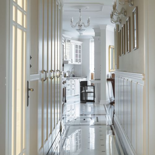 biały hol w stylu art deco