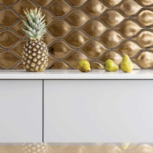 Najbardziej dekoracyjna część kuchni to ściana pokryta złotymi płytkami w kształcie łez.