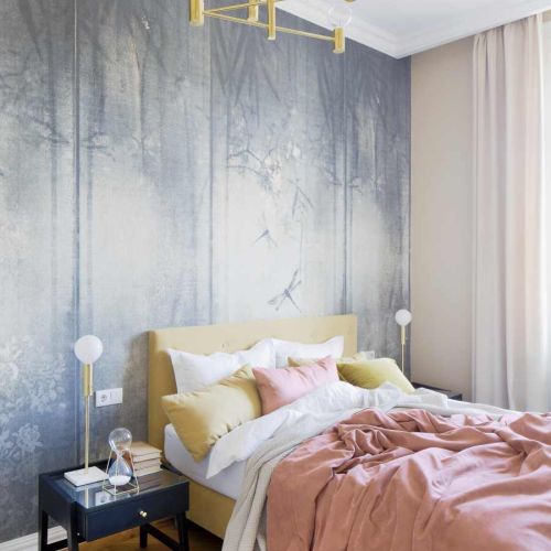 Francuska jodełka na podłodze i wysmakowane kolory ścian oraz tkanin wystarczyły, aby w sypialni zrobiło się przytulnie.